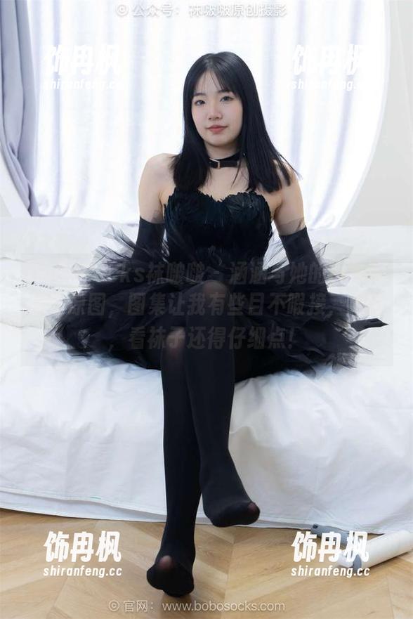 BoBoSocks袜啵啵 - 涵涵与她的白色短棉袜原图，图集让我有些目不暇接，果然，看袜子还得仔细点！