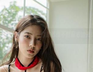 看！G.su(全智秀)的牛仔裤，你居然找不到藏着的光！原图说话！