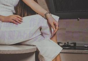 GIRLT果团网 – 作品里隐藏了多少暗示？慢慢品味甜Abby穿黑丝的每个细节。
