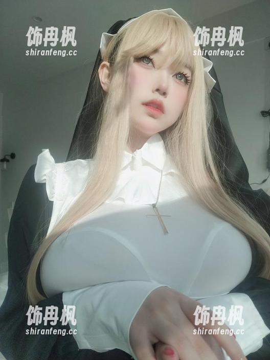高清K酱在教室里：看到课桌不只是上课，还有更多代入感。