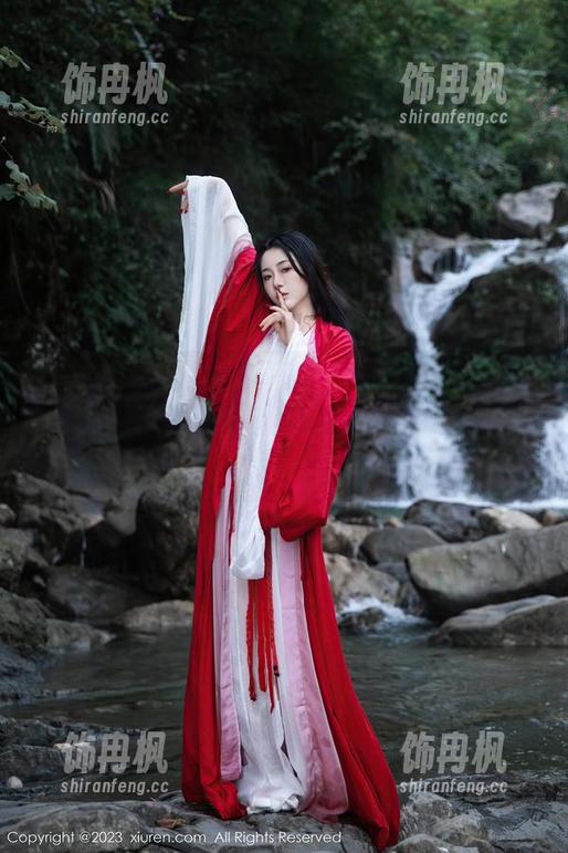 Xiuren秀人网 - 谁说旅拍不能有私房的情怀？大美媚京这组原图简直是玩得太溜，就像蒙上了一层滤镜。