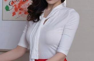 Xiuren秀人网 – 低胸开襟？徐微微mia在写“牢骚”吗？让我们翻翻这本写真图册吧！