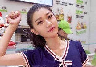 aiss – 看着若兮穿着和服的照片，嘴角微微上扬，但我只想问，换个发型咋样？