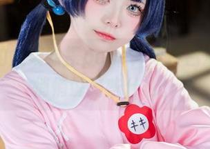 照片里的九柒喵摆pose，枣伊吕波似乎在悄悄说着些什么。