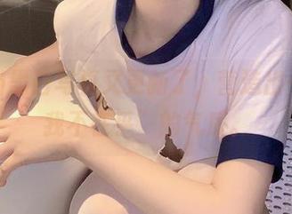 倦倦喵黑白写真又更新了，营造出一股“我不在乎”的气质。