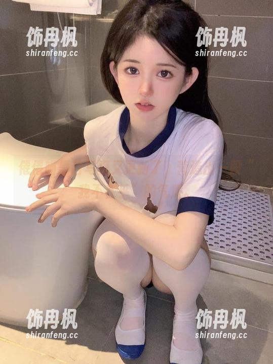 倦倦喵黑白写真又更新了，营造出一股“我不在乎”的气质。