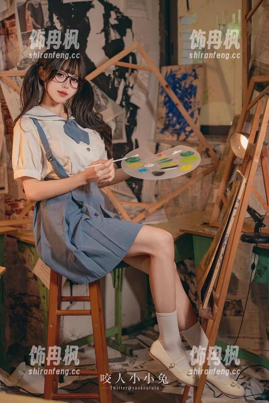 咬一口兔娘的制服写真，唔，这种弧线，让我想起了些什么