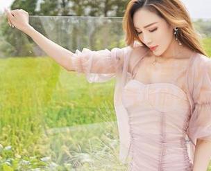 嗲囡囡 – 美丽只需一足—小蛮妖yummy的私拍美脚合集，穿越气场的毫不费力。