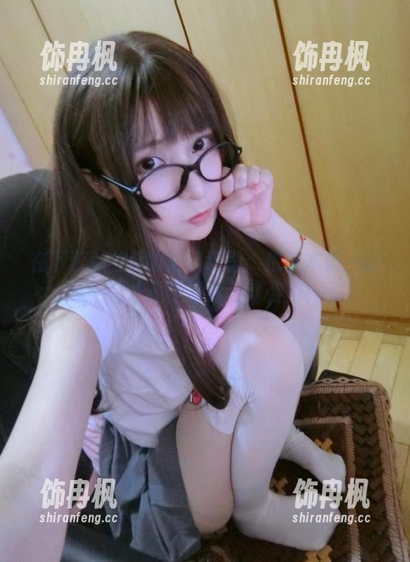 在下萝莉控ii的学姐装扮：把课本扔一边，这才是学习的正确姿势！