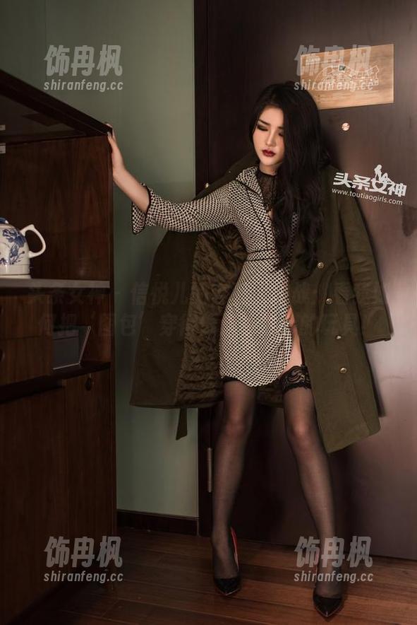 头条女神 - 信悦儿的套装大挑战：看我如何把‘图包’穿得像流水线上的玩具！