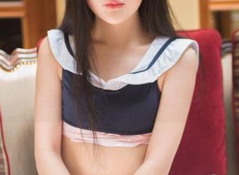 头条女神 – 是谁让语溪在礼服里变得如此‘与众不同’？求分享！
