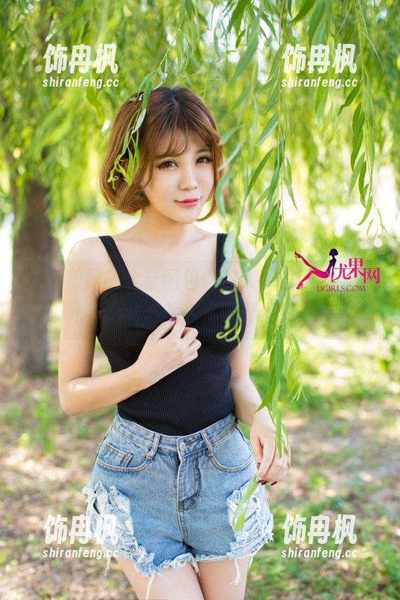 让尤果网的全套图包伴你入梦，子夜弥撒，光与影的游戏在你眼前悄然展开。