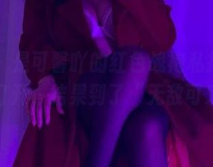 微密圈 – 是可馨吖的红色战袍私拍，从战斗模式打开，结果到了“无敌可爱”档！