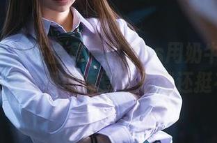 2022夏日作品集：疯猫ss用奶牛油光打造出一种奇怪的摩登，居然还挺有趣。