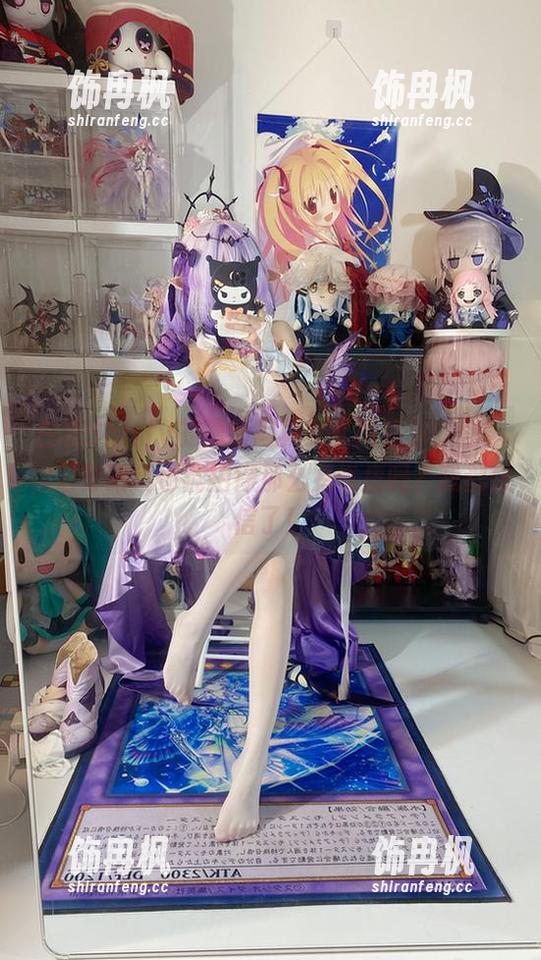 白栎Shirly的最新写真集《眼镜》，你能相信穿眼镜也能拍得那么有气质吗？我都快信了！
