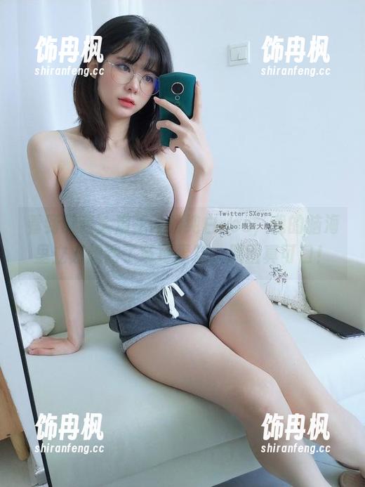 看到眼酱大魔王w的纯白cos，我的脑海里立刻想到了草莓蛋糕，原图真可口！
