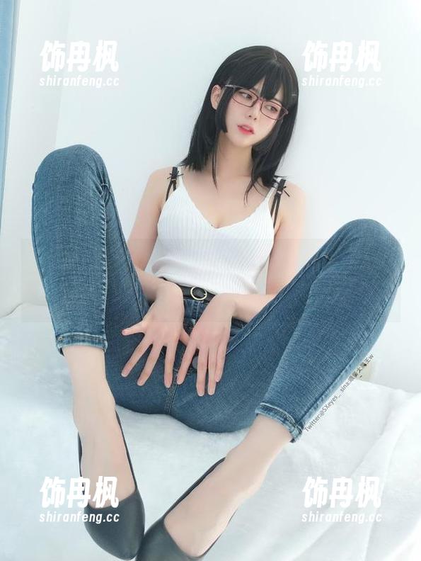 美腿合集中，眼酱大魔王w的cos让我又想移步又想回头，她这魔力来自于哪里？