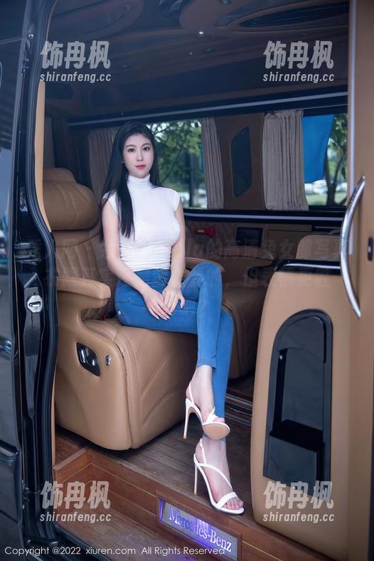 秀人网 - 余贝拉bella的高清兔女郎写真，衣服其实还是蛮重要的，但表情更胜一筹吧？