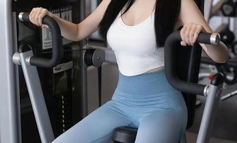 秀人网 – 尝试吴思晚的平行宇宙：礼服合集和欢乐分享！