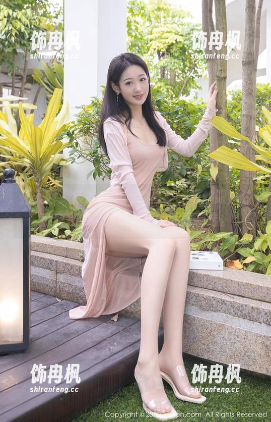 秀人网 - 筱慧cindy的写真，黑丝跟婚纱亲密接触，难以抗拒的画面精选。