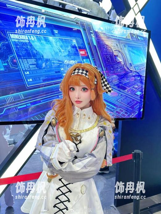 全集在手，紫氯氯的赛贝丝写真带你进入一个五光十色的扭曲现实！
