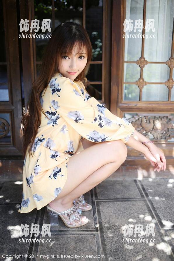 美媛馆 - 美图中的朱可儿，海边微风好像在说悄悄话。