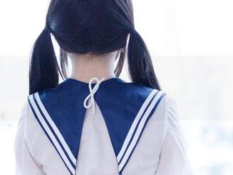 这连衣裙在胡桃喵身上，看得我都想把它下载来穿了，真不甘心只当观众。