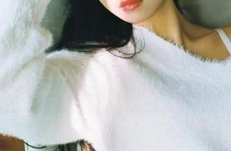 白泳装的萌芽儿o0，美图中总有朦胧的美，像是微风睡在海浪上，轻轻摇曳…