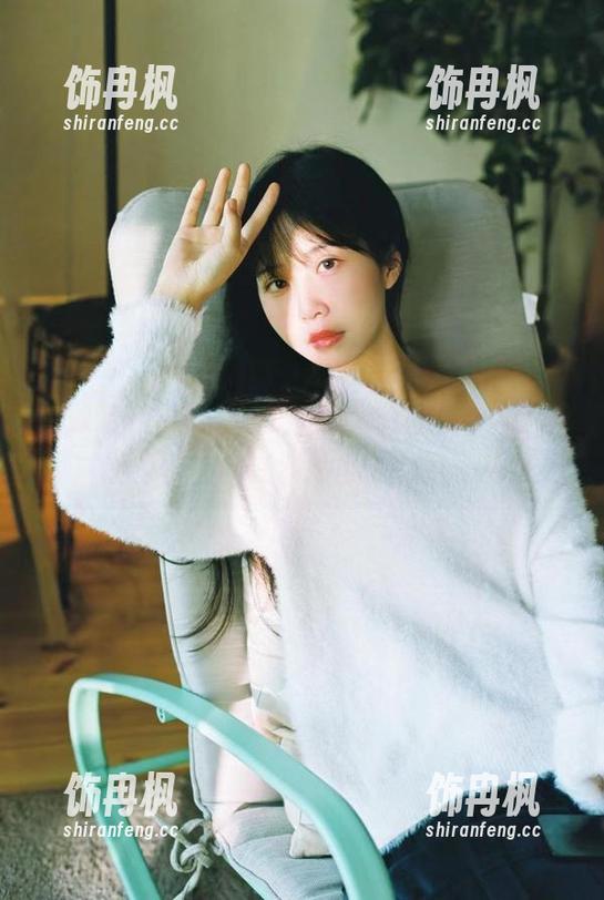 白泳装的萌芽儿o0，美图中总有朦胧的美，像是微风睡在海浪上，轻轻摇曳…