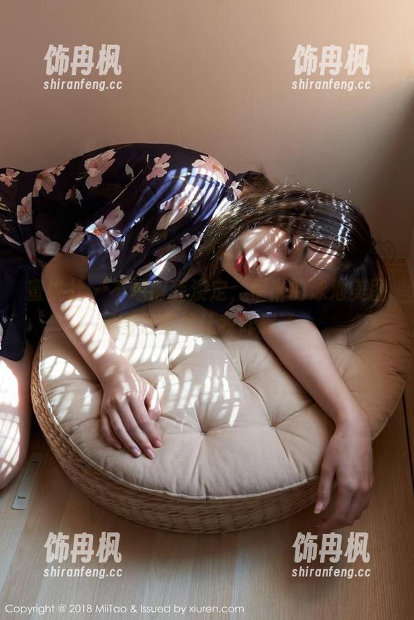 蜜桃社 - 不想假装淡定，伊琳的泳池美图和图包直接让我炸裂了。