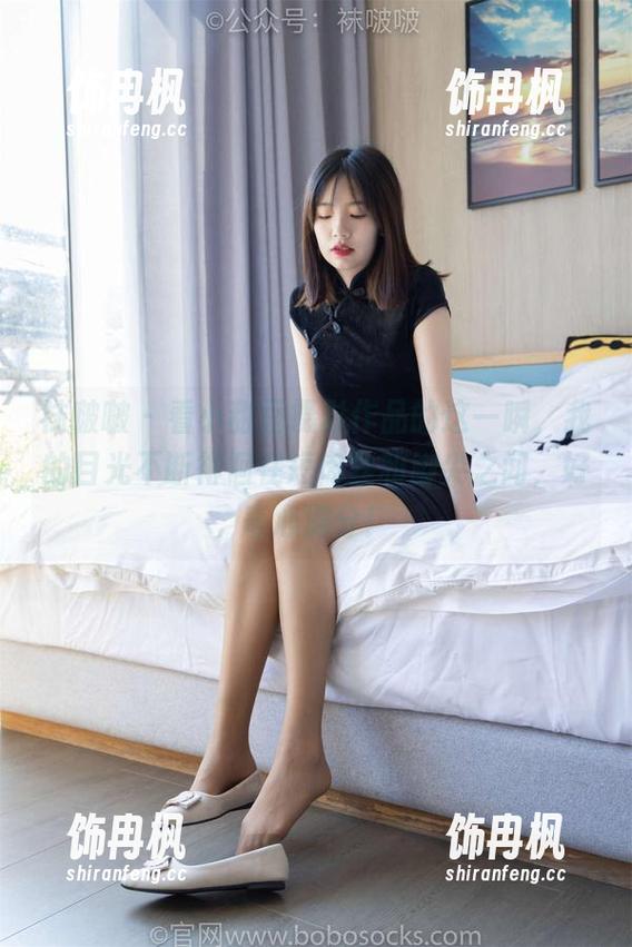 袜啵啵 - 看小甜豆摄影作品的这一瞬，我的目光不断徘徊在短肉丝和脚尖之间，好奇心满分！