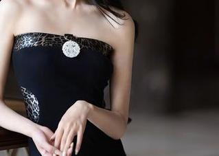 语画界 – 乔漫妮mina的女仆写真图册：工作与乐趣的完美结合？