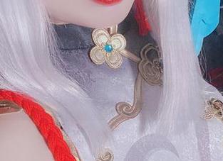 吉他妹妹在原图里跳舞，雪猫别偷懒，快给她打打分！