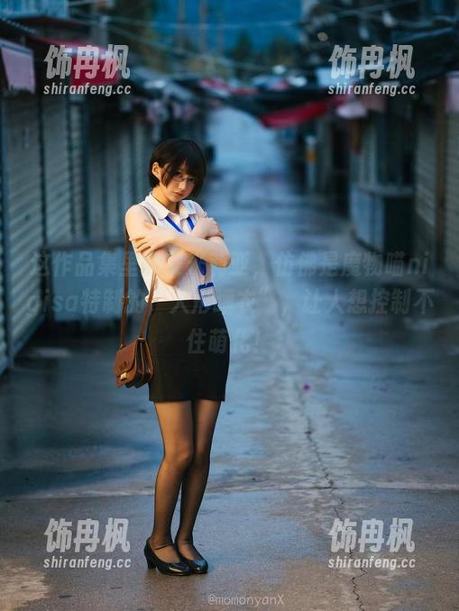 这作品集里的艾米莉亚，仿佛是魔物喵nigisa特制的“人形睡衣”，让人想控制不住萌化！