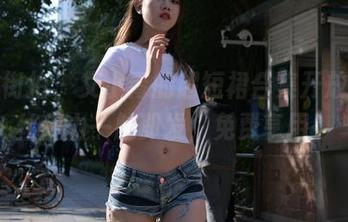 魔镜街拍 – 艾小青的超短裙合集开放，肉丝魔力一触即发，免费享用！