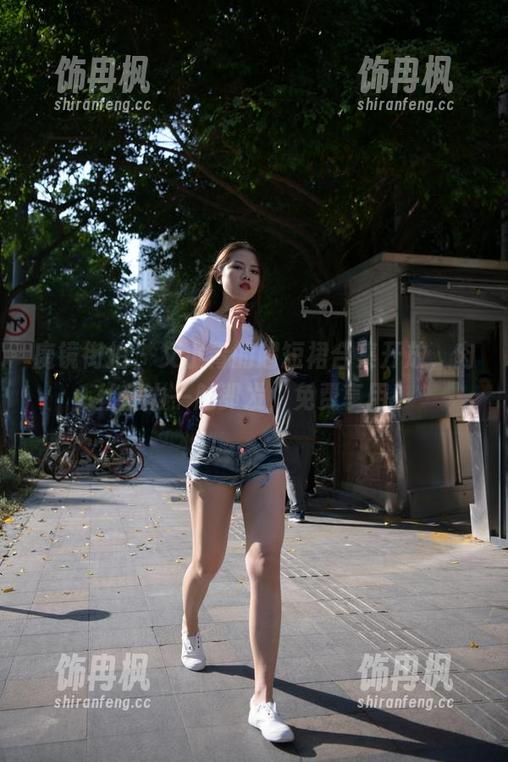 魔镜街拍 - 艾小青的超短裙合集开放，肉丝魔力一触即发，免费享用！