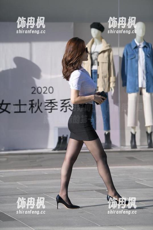 心照不宣的黑丝黑网好闺蜜：魔镜街拍更新，姐妹的第一次？