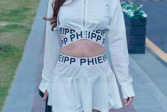 魔镜街拍精选：黑丝展会模特，身姿窈窕，你能不佩服吗？