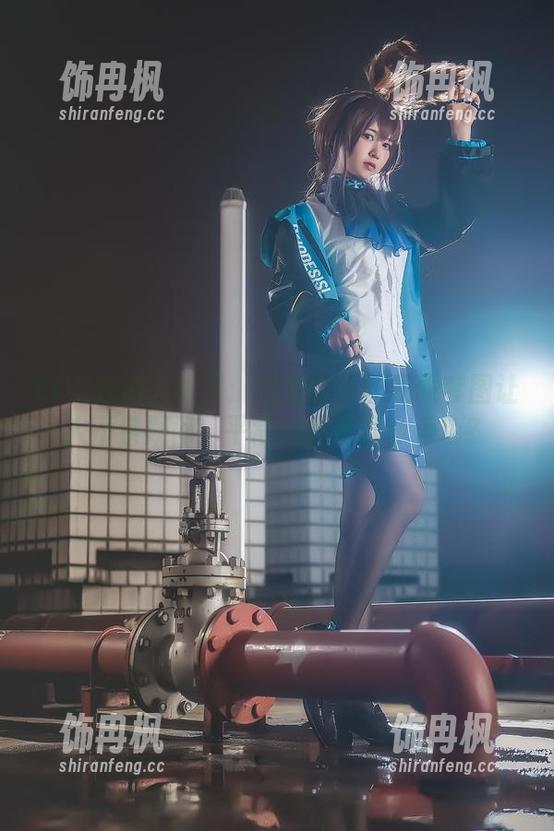 鳗鱼霏儿 COS技能大比拼:鳗鱼霏儿的礼服套图让人不禁疑问,平常的我算什么角色?